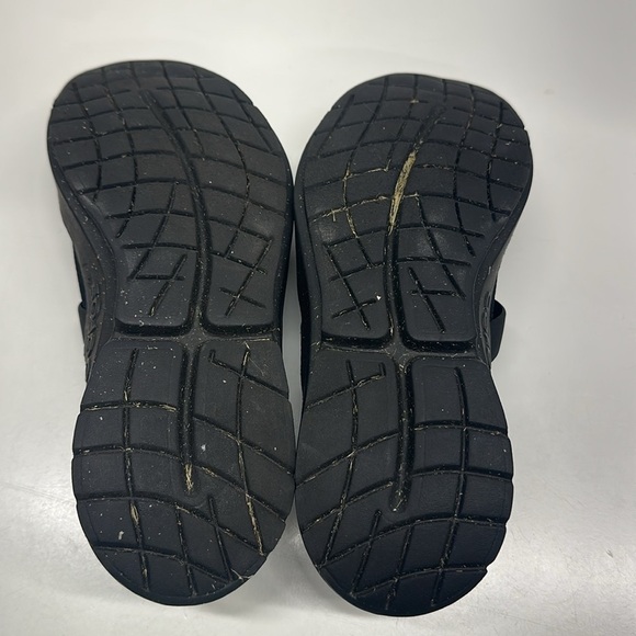 Oofos Shoes OOmg Eezee Low Slip On Shoe Casual Sneakers Trainer Black White 11 - Picture 8 of 9